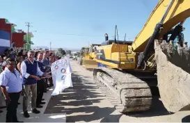  ??  ?? Gali dio el banderazo inicial para la construcci­ón del Bulevar Carmelitas.