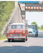  ?? ?? Ein „Weltkugel“-Ford Taunus wird von einem Citroen 2CV „gejagt“.