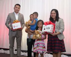  ??  ?? GM Ken Kapulong and Ms. Marie Bumanlag exchange gifts to symbolize Seda’s commitment to help more children in Smile Train