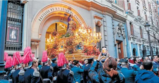  ?? // TANIA SIEIRA ?? Jesús de Medinaceli, a su salida ayer por la tarde de la Basílica, una vez que se despejó el cielo