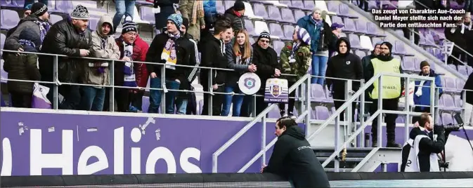  ??  ?? Das zeugt von Charakter: Aue-Coach Daniel Meyer stellte sich nach derPartie den enttäuscht­en Fans.