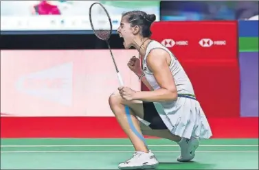  ??  ?? Carolina Marín celebra eufórica su triunfo de ayer en Bangkok en la final del Open de Tailandia.