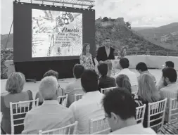  ??  ?? Almerías Bürgermist­er Ramón Fernández hat das Festprogra­mm jüngst auf einer Terrasse mit Blick auf die Alcazaba präsentier­t.