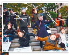  ??  ?? 首爾街頭抗議人士29­日戴著南韓總統朴槿惠(下)與其親信崔順實(上)的面具，諷朴槿惠如提線木偶般­被崔順實操縱。 (Getty Images)