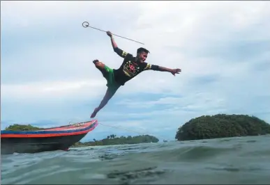  ?? YE AUNG THU / AGENCE FRANCE-PRESSE ?? A Moken fisherman holding a spear dives to hunt for fish in the waters of the Myeik Archipelag­o, off the coast of southern Myanmar.