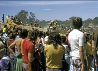  ??  ?? ABOVE An appreciati­ve Basham Park crowd watches World 500 Champion Roger de Coster show how it’s done. BELOW LEFT Frantic first lap in South Australia.