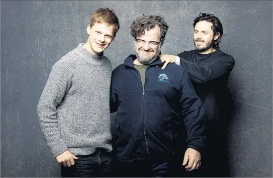 ?? Jay L. Clendenin Los Angeles Times ?? “MANCHESTER By the Sea” director Kenneth Lonergan, center, shares a lightheart­ed moment at Sundance with his stars, Lucas Hedges, left, and Casey Affleck.