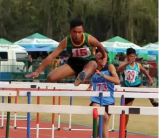  ?? Photo by Roderick Osis ?? ABRA’s TIME. An Abra athlete tries to hurdle his opponent during the 2017 edition of the CARAA at the Baguio Athletic Bowl. The biggest sporting event in the Cordillera region goes to Abra for the first time in 16 years.