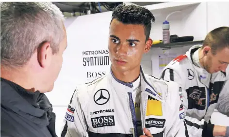  ?? FOTO: IMAGO ?? Der deutsche Fahrer Pascal Wehrlein (Mitte) steht in der Boxengasse bei einem Rennen in Hockenheim.