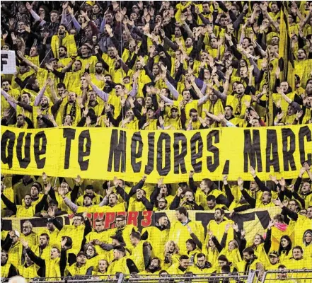  ?? BILD: SN/AP ?? Die Dortmund-Fans wünschten dem verletzten Marc Bartra: „Werde bald gesund, Marc!“