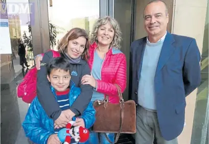  ??  ?? Los Navarro. Joaquín, de 7 años, junto a su mamá y sus abuelos, contentos por la resolución judicial.