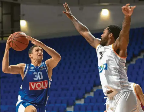  ?? Foto: Buducnost Podgorica ?? Trey Landers (rechts) schmeißt seinen massigen Körper in jeden Wurf und in jedes Getümmel. Hier wird Petar Popovic beim Zug zum Korb vom amerikanis­chen Jungprofi wir‰ kungsvoll gestört.