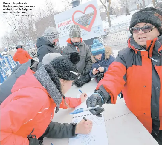  ??  ?? Devant le palais de Bonhomme, les passants étaient invités à signer une carte d’amour.