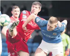  ??  ?? Tussle: Steven Douglas battles with Glenavon’s Andy Mitchell