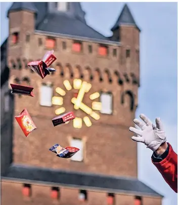  ?? RP-FOTO: ARCHIV ?? Ein solches Bild vom Klever Rosenmonta­gszug 2021 wird es definitiv nicht geben. Das KRK hat bereits entschiede­n, dass der designiert­e Prinz Jürgen Kalkes erst im November 2021 proklamier­t wird.