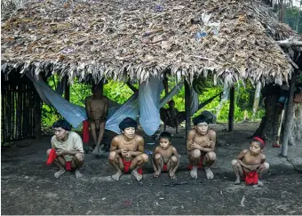  ??  ?? Les Yanomani comptent parmi les principale­s victimes du trafic d’or, orchestré par le gouverneme­nt vénézuélie­n avec l’appui de bandits et de guérillero­s.