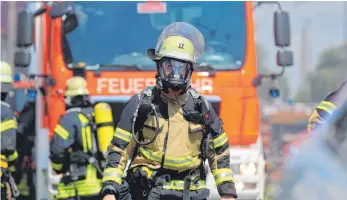  ?? FOTO: DEUTZMANN / DEUTZMANN.NET ?? Beim Einsatz zählen für Feuerwehrl­eute Geschwindi­gkeit und moderne Ausrüstung. Hinter den Kulissen aber zeigen sich veraltete Strukturen.