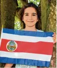  ?? Foto: S. Rummel ?? Maryam hält die Flagge von Costa Rica. Costa Rica heißt aus dem Spanischen übersetzt: reiche Küste.