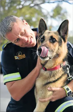  ?? Picture: EUGENE COETZEE ?? ALWAYS ALERT: Ettiene Gerber with his K9 search and rescue partner, Kojak