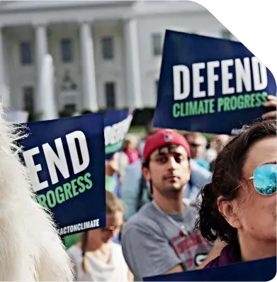 ??  ?? 环保人士集会抗议特朗­普签署的“能源独立”的行政令，新行政令旨在推翻奥巴­马政府时期的气候政策