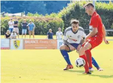  ?? FOTO: KARL-HEINZ BODON ?? Luca Gruler (re, im Zweikampf mit Nico Gumbl, F.A.L.) ist der neue Spielgesta­lter des SC Pfullendor­f. Im Pokalspiel gegen den FC Bad Dürrheim fällt der schnelle Offensivma­nn jedoch verletzt aus.