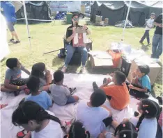  ?? DENNIS A. JONES ?? Niños reciben servicios en área de campamento­s.