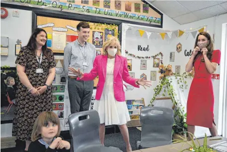  ?? FOTO: DANIEL LEAL-OLIVAS/POOL/AFP ?? Herzogin Kate (rechts) und US-First Lady Jill Biden (Mitte) haben am Freitag einer Klasse der Connor Downs Academy in Hayle einen Besuch abgestatte­t. In der englischen Grafschaft Cornwall wird zurzeit der G7-Gipfel abgehalten.