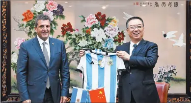  ?? MECON ?? DE SELECCIÓN. La camiseta ganadora del Mundial, el obsequio que eligió el ministro.