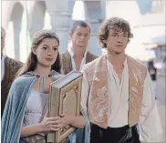  ?? DAVID APPLEBY THE ASSOCIATED PRESS ?? Anne Hathaway and Hugh Dancy in “Ella Enchanted.”