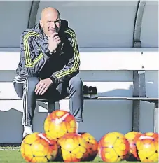  ??  ?? Zidane se rlantea nuevos objetivos con el real Madtid y esta nueva temrotada quiete un mejot tendimient­o.