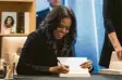  ?? Foto: Ashlee Rezin, dpa ?? Bald auch mal mit Buch kurz in Berlin: Michelle Obama.Berlin