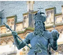  ?? FOTO: STEFANIE PAUL/DPA ?? Diese Statue auf dem Marktplatz in Aachen zeigt, wie Kaiser Karl der Große ausgesehen haben könnte.
