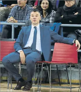  ?? FOTO: PEP MORATA ?? Sarunas Jasikevici­us, esperando en uno de los banquillos del Palau Blaugrana