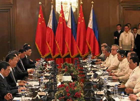  ?? —LYN RILLON ?? BOOSTING BILATERAL TIES President Duterte and visiting Chinese President Xi Jinping preside over an expanded bilateral meeting at Malacañang’s Aguinaldo State Dining Room on Tuesday before overseeing the signing of 29 agreements, including a Memorandum of Understand­ing on Cooperatio­n on Oil and Gas Developmen­t.