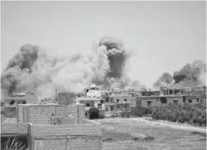  ??  ?? De la fumée au-dessus de la ville de Deraa pendant des frappes aériennes des forces armées syriennes, avant-hier.