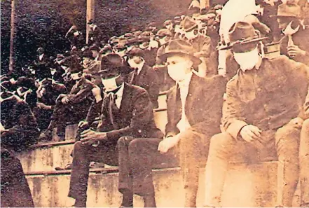  ??  ?? En Esta foto proporcion­ada por el alumno de Georgia Tech Andy Mcneil, aparece el público con mascarilla­s, durante un partido de esa universida­d como local, en la temporada de 1918. La imagen fue captada, en plena pandemia de influenza española