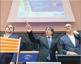  ?? EMMANUEL DUNAND / AFP ?? Junqueras, Puigdemont y Romeva en la conferenci­a