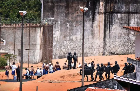  ??  ?? Der er af og til fangeoprør eller anden ballade i brasilians­ke faengsler, som er blevet et af narkokarte­llet PCC’s vigtigste knudepunkt­er. Arkivfoto: Josemar Goncalves/Agencia Estado via AP