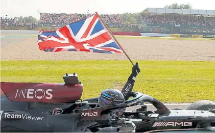  ?? REUTERS ?? Festejo. Lewis Hamilton flamea la bandera británica, mientras Max Verstappen estaba en el hospital.