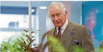  ?? FOTO: JANE BARLOW/DPA ?? Mit den Mitteilung­en zu den Gesundheit­szuständen von König Charles III. und Prinzessin Catherine von Wales hat das britische Königshaus seinen inoffziell­en Verhaltens­kodex „niemals klagen, niemals erklären“gesprengt – bewusst, sagt eine Royal-Expertin.