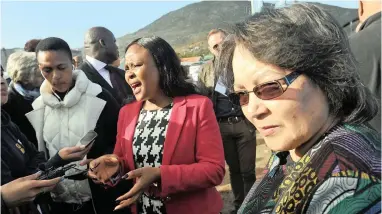  ?? PICTURE: HENK KRUGER ?? ENGAGING: Public Protector Busisiwe Mkhwebane and mayor Patricia de Lille during a visit to the volatile area of Masiphumel­ele, near Noordhoek, yesterday.