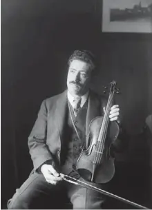  ??  ?? Fritz Kreisler, il violinista che nel 1935 confessò in un’intervista al “New York Times” di essere lui ad aver composto, suonato e registrato i 16 pezzi di “autori classici” che in precedenza diceva di avere acquistato in un convento presso Avignone