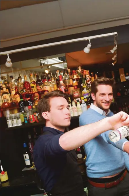  ??  ?? GIN- BØLGEN: Nils Sondre Tveiten og Victor Bertinius Gundersen på Annen Etage Cocktailba­r serverte den belgiske norske gintradisj­oner. Fra før produserer han en Gin som heter Copenhagen, ifølge DNs store gintest med dufter av dill