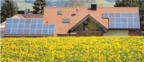  ?? FOTO: KARL-JOSEF HILDENBRAN­D/DPA ?? Wenn die Sonne scheint, sollten Solaranlag­en ihre volle Leistung abrufen können. Ist das über längere nicht Zeit so, sollte man die Anlagen vom Fachmann überprüfen lassen.