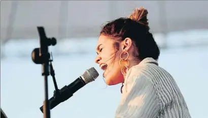  ?? MONTSE GIRALT ?? La cantante Amaia, durante su actuación de anoche en el Primavera Sound