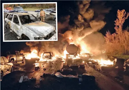  ?? PHOTOS COURTOISIE, POLICE DE L’ONTARIO ?? Des camions chargés de carburant se sont percutés mardi soir en Ontario. La scène était aussi apocalypiq­ue au matin (en mortaise).