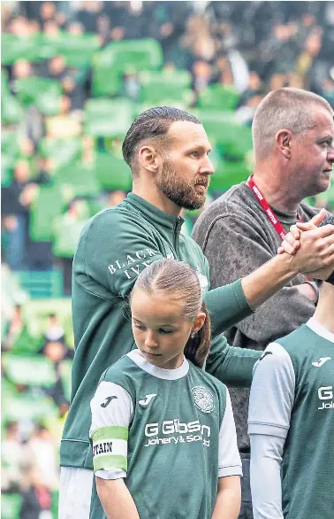  ?? ?? Hibs captain Martin Boyle shakes hands with Hearts counterpar­t Lawrence Shankland before the start of Sunday’s