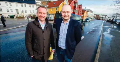  ?? FOTO: JARLE R. MARTINSEN ?? Her i Bryggegata i Mandal er trafikken voldsom gjennom døgnet. Ordfører Alf Erik Andersen og Kim Løvslett, leder av Mandal Handel- og servicenær­ing, ønsker at man nå skal lande en årelang diskusjon om hva som skal skje her.