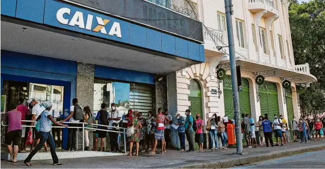  ?? Bruno Kaikua/AFP ?? Fila em frente de agência da Caixa no Rio de Janeiro para saque do auxílio emergencia­l de R$ 600