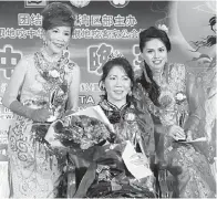  ??  ?? YONG (tengah) yang muncul johan dalam pertanding­an Fesyen Cheong Sam diapit oleh Low (kiri) dan Carol (kanan).